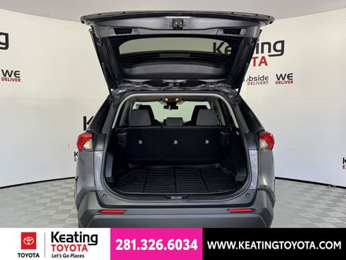 Used 2021 Toyota RAV4 XLE AWD/4WD image 17