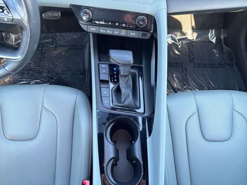 Used 2025 Hyundai Elantra Limited image 42