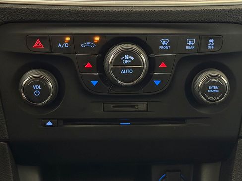 Used 2014 Dodge Charger SXT RWD image 17