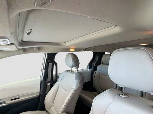 Used 2025 Toyota Sienna XLE image 27
