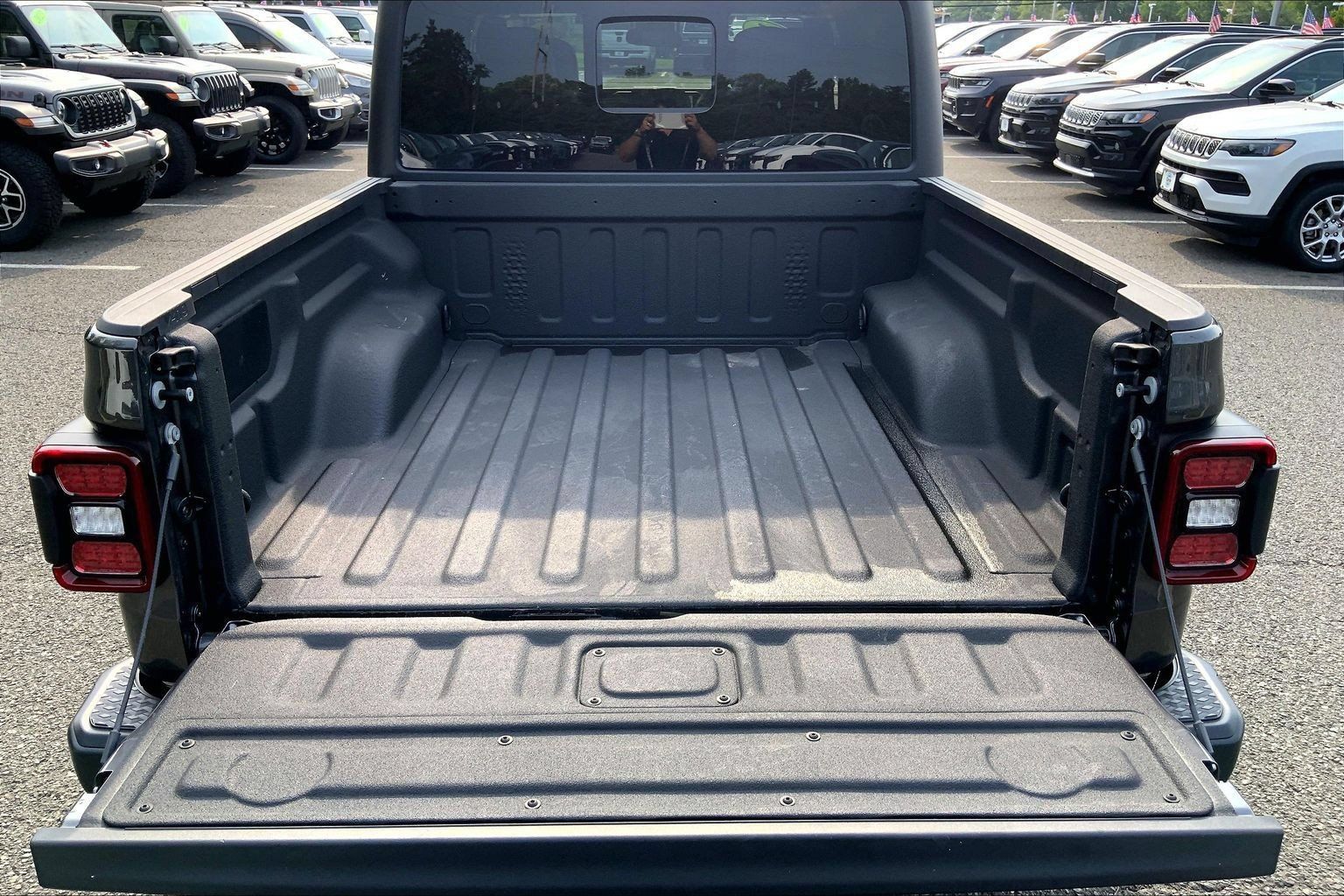 Certified 2025 Jeep Gladiator Mojave w/ Safety Group AWD/4WD image 9