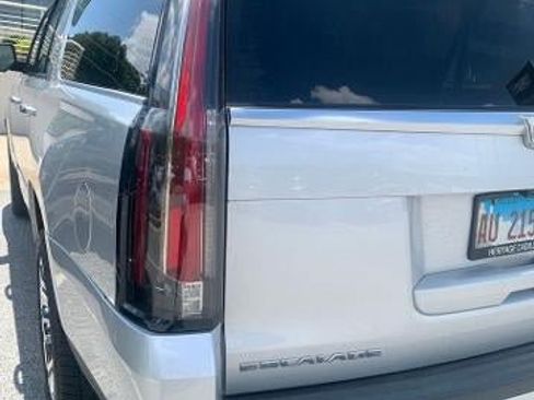 Used 2018 Cadillac Escalade ESV Premium Luxury w/ LPO, Radiant Package AWD/4WD image 9
