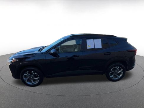 Used 2025 Chevrolet Trax LT FWD image 8