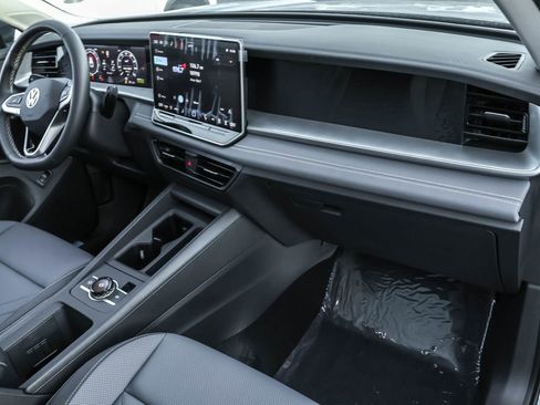 New 2026 Volkswagen Tiguan SE image 39