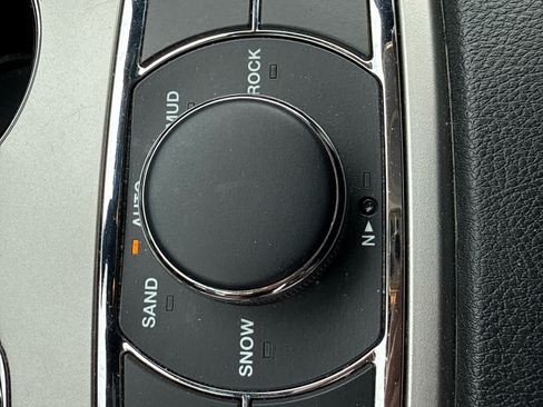 Used 2019 Jeep Grand Cherokee Limited w/ Luxury Group II AWD/4WD image 12