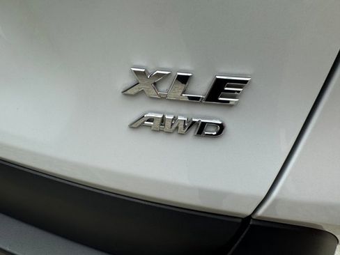 Used 2023 Toyota RAV4 XLE Premium image 6