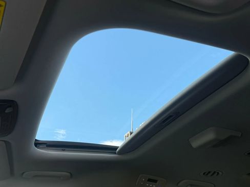 Used 2025 Kia Carnival SX Prestige image 33