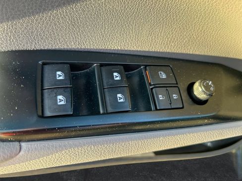 Used 2019 Toyota Camry SE FWD image 13