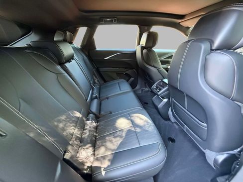 Used 2025 Cadillac Lyriq Luxury AWD/4WD image 16