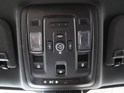 Used 2024 Chevrolet Suburban Z71 w/ Luxury Package AWD/4WD image 33