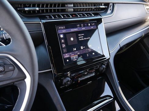 Used 2025 Jeep Grand Cherokee Altitude image 35