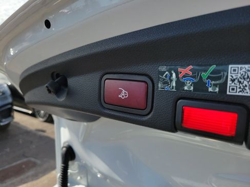 Used 2023 Mercedes-Benz E 450 Cabriolet image 9