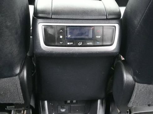 Used 2019 Toyota Highlander SE w/ Nightshade Edition AWD/4WD image 17