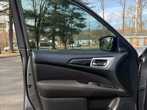 Used 2017 Nissan Pathfinder SV image 7