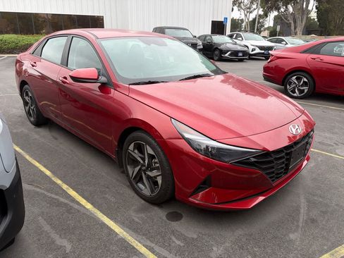 Used 2023 Hyundai Elantra SEL w/ Convenience Package FWD image 2