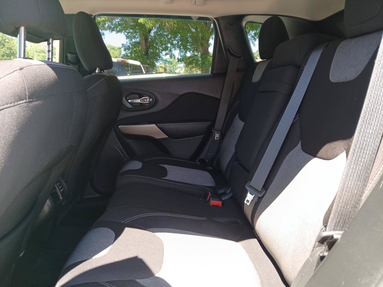 Used 2018 Jeep Cherokee Latitude w/ Altitude Package FWD image 10