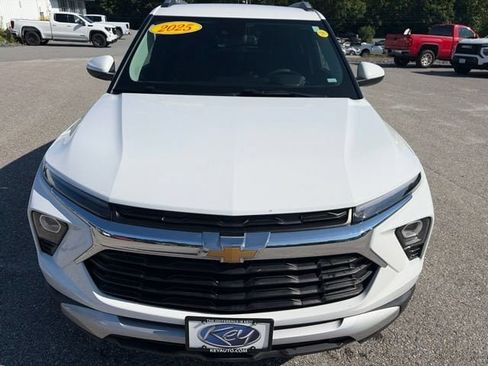 Used 2025 Chevrolet TrailBlazer LT AWD/4WD image 2