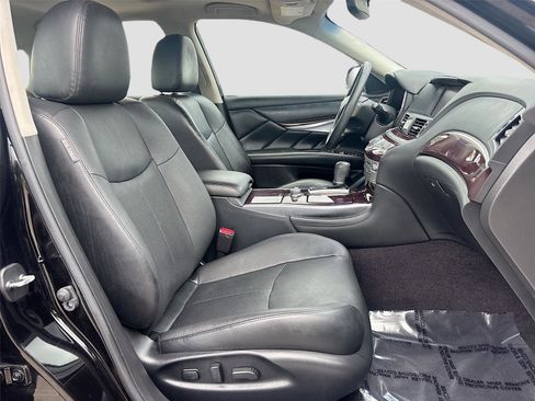 Used 2018 INFINITI Q70 Luxe image 30