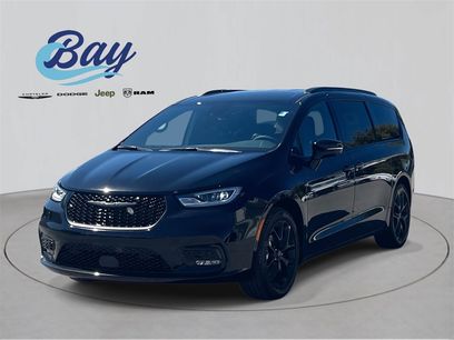 New 2026 Chrysler Pacifica Select w/ S Appearance Package