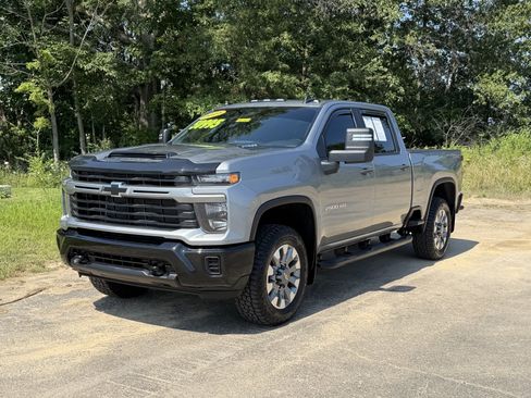 Used 2025 Chevrolet Silverado 2500 Custom AWD/4WD image 2