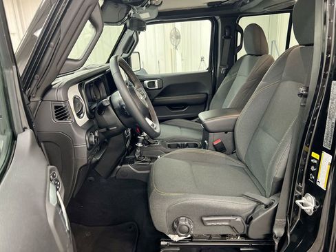 Used 2025 Jeep Wrangler Unlimited Sahara AWD/4WD image 19