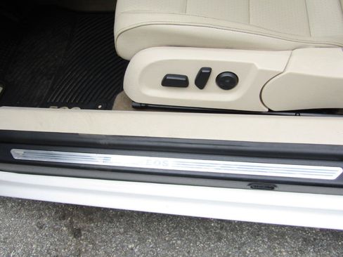 Used 2013 Volkswagen Eos Komfort FWD image 40