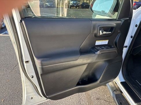 Used 2019 Toyota Tacoma TRD Off-Road image 12