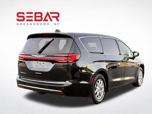 Used 2023 Chrysler Pacifica Touring-L FWD image 10