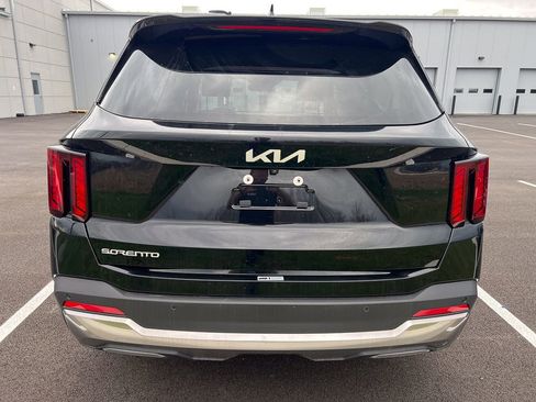 Used 2024 Kia Sorento S image 4