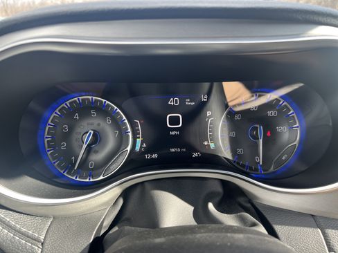 Used 2023 Chrysler Pacifica Limited w/ Uconnect Theater Family Group image 14