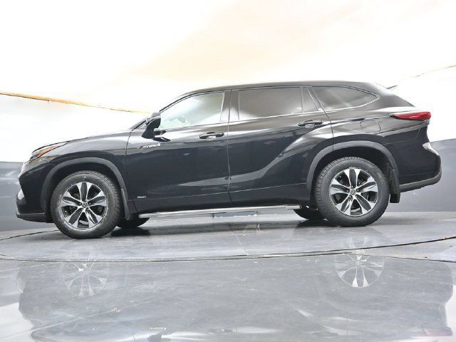 Used 2021 Toyota Highlander XLE AWD/4WD image 32