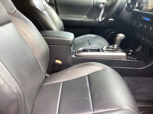Used 2018 Toyota Tacoma TRD Sport w/ TRD Premium Sport Package RWD image 5