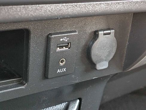 Used 2018 Nissan Titan SV image 28