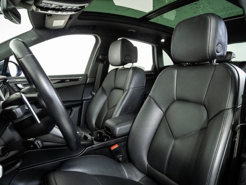 Certified 2023 Porsche Macan AWD/4WD image 5