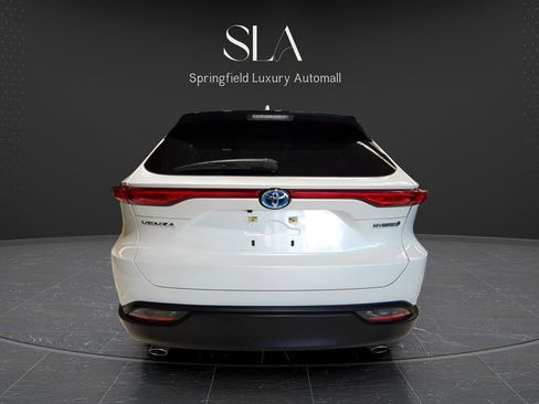 Used 2022 Toyota Venza LE image 6