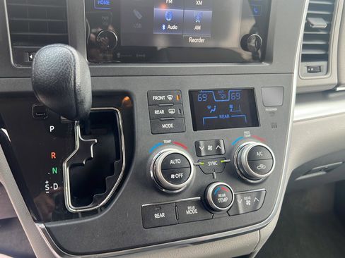 Used 2017 Toyota Sienna LE image 11