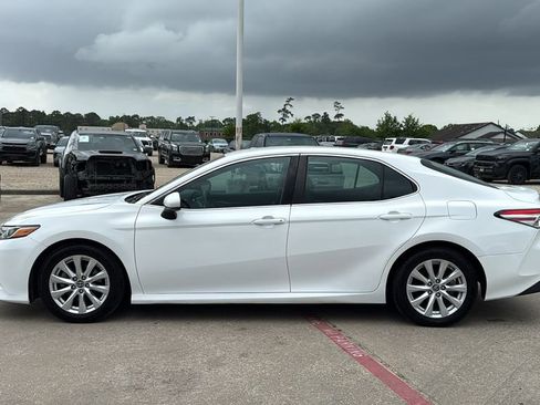 Used 2018 Toyota Camry LE FWD image 2