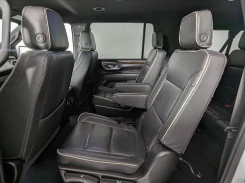 Used 2023 Chevrolet Suburban Premier image 17