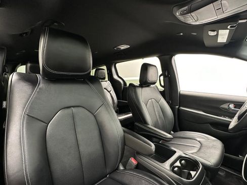 Certified 2025 Chrysler Pacifica Select image 4