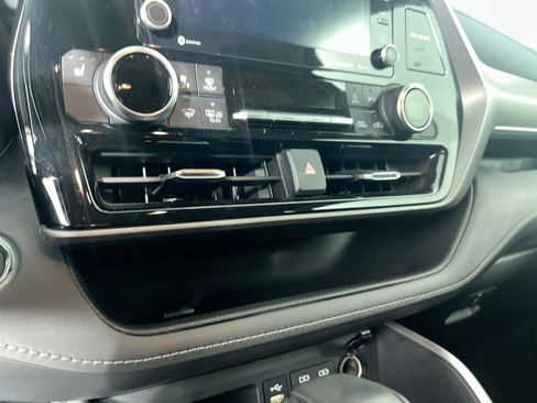 Used 2022 Toyota Highlander XLE FWD image 23