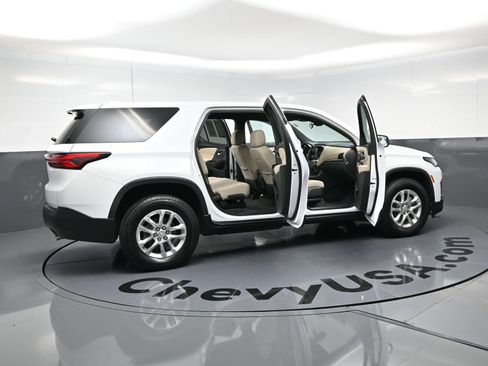 Used 2022 Chevrolet Traverse LS FWD image 25