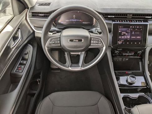 Certified 2025 Jeep Grand Cherokee Laredo X RWD image 9