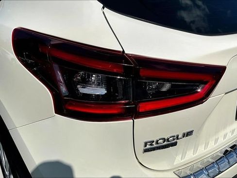 Used 2020 Nissan Rogue Sport SV AWD/4WD image 23
