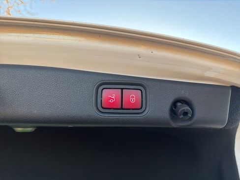 Used 2017 Mercedes-Benz E 300 4MATIC image 9