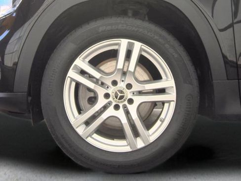 Used 2021 Mercedes-Benz GLB 250 4MATIC w/ Premium Package image 9