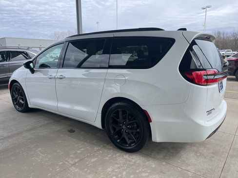 Used 2025 Chrysler Pacifica Limited image 3