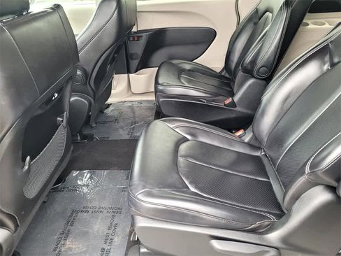 Used 2023 Chrysler Pacifica Touring-L image 12