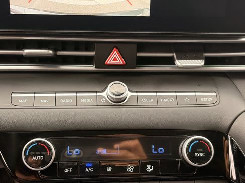 Used 2025 Hyundai Elantra Limited FWD image 23