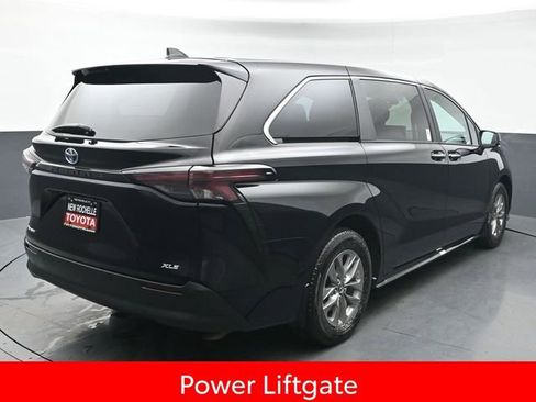 Used 2025 Toyota Sienna XLE image 7