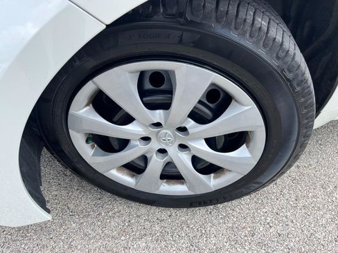 Used 2021 Toyota Corolla LE FWD image 34